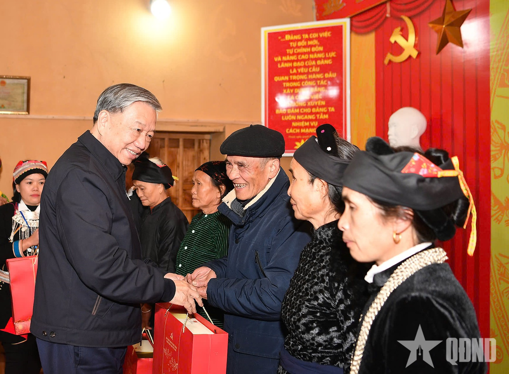 Tổng Bí thư Tô Lâm trao quà tặng đối tượng chính sách tại huyện Quản Bạ, tỉnh Hà Giang